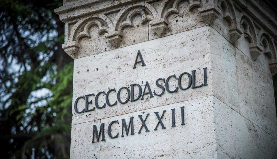 Statua di Cecco D'Ascoli in Piazza Matteotti