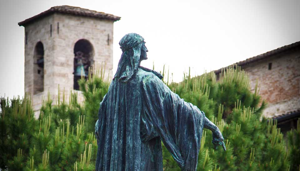 Statua di Cecco D'Ascoli in Piazza Matteotti