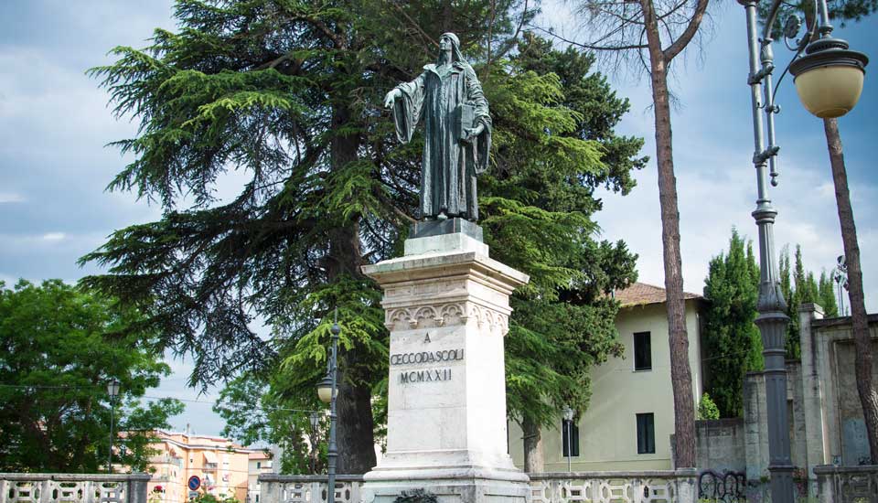 Statua di Cecco D'Ascoli in Piazza Matteotti