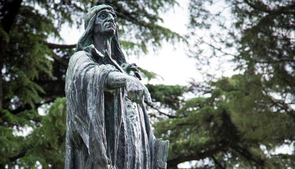 Statua di Cecco D'Ascoli in Piazza Matteotti